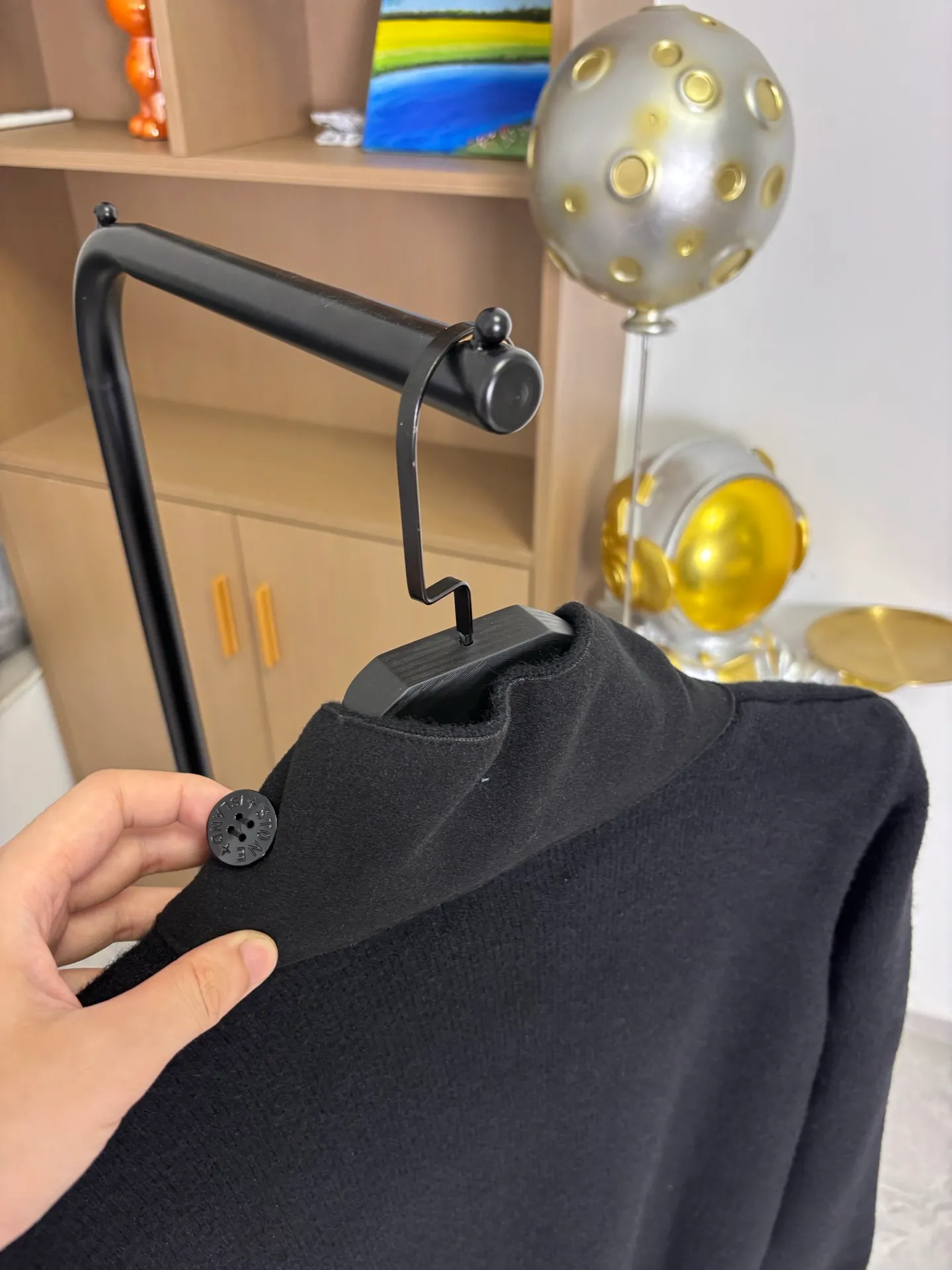 P340 Style number: DC218# Stone Island knitted woolen splicing wool cardigan jacket. The whole garment is made with high-quality machines imported from Germany. Three types of machines. Three weaving methods. The process is complex and tedious. Customized color-dyed wool➕wool stitching with high gram weight, high density and ultra-high quality. The wool is soft, delicate and skin-friendly, and feels soft and silky! The inside is a zipper design and the outside is a button design. The whole garment has nine buttons. It weighs more than 1 kilogram. Color: black. Size: S-M-L-Xl.